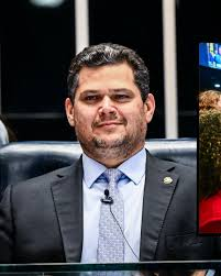 DELAÇÃO CITA SUPOSTOS REPASSES MILIONÁRIOS A SENADOR E CASO EXPLODE EM BRASÍLIA