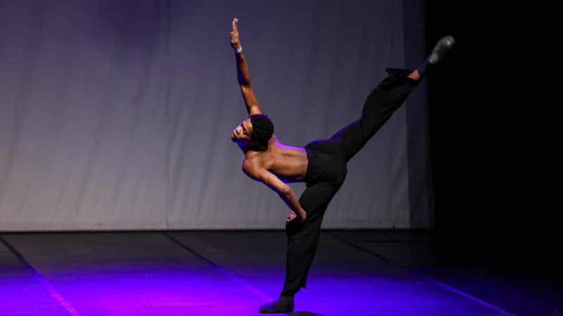 BAILARINO JAGUARIUNENSE FORMADO NA ESCOLA DAS ARTES CONQUISTA PRÊMIOS E GARANTE VAGA PARA FESTIVAL INTERNACIONAL