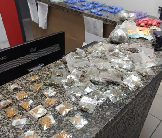 POLÍCIA MILITAR PRENDE DOIS SUSPEITOS POR TRÁFICO DE DROGAS E ADULTERAÇÃO VEICULAR NO JARDIM TRIUNFO EM PEDREIRA .