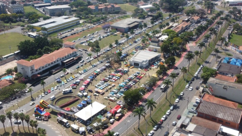 JAGUARIÚNA RECEBE 20ª EDIÇÃO DO ENCONTRO DE CARROS ANTIGOS