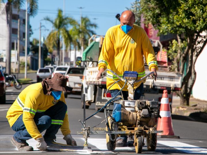 MOBILIDADE REALIZA PINTURA DE SINALIZAÇÃO DE SOLO NA AVENIDA PINTO CATÃO