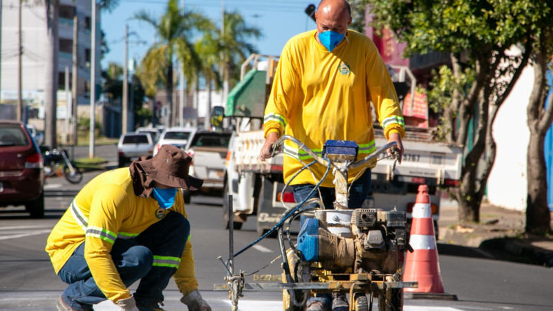 MOBILIDADE REALIZA PINTURA DE SINALIZAÇÃO DE SOLO NA AVENIDA PINTO CATÃO