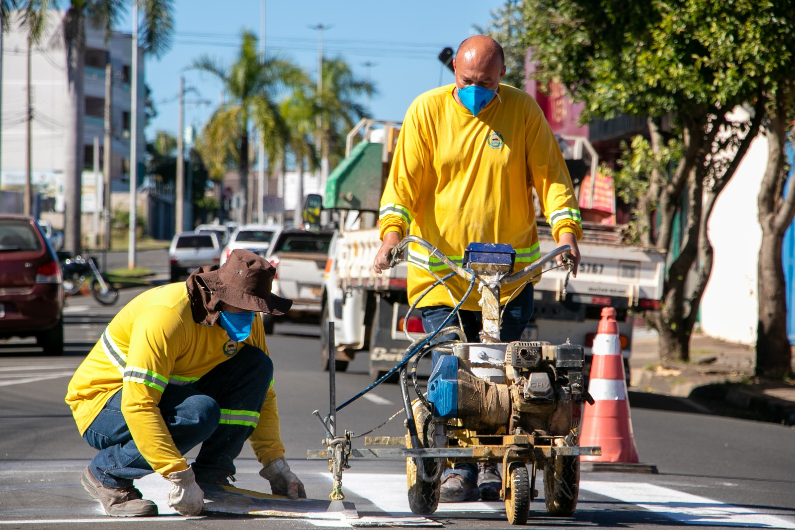 MOBILIDADE REALIZA PINTURA DE SINALIZAÇÃO DE SOLO NA AVENIDA PINTO CATÃO
