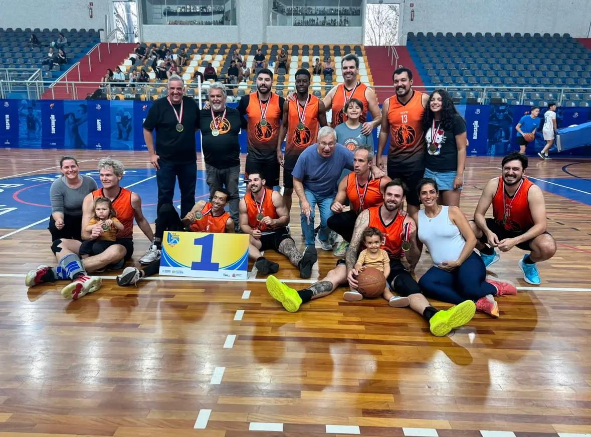 Holambra é bicampeã dos Jogos Regionais no basqueteA equipe Black Horses Holambra, que representa o município na modalidade de basquete masculino, conquistou pelo segundo ano consecutivo o título dos Jogos Regionais, realizado em Itatiba. Na grande decisão, que ocorreu na terça-feira, dia 21 de julho, A Cidade das Flores venceu Indaiatuba por 84 a 61.