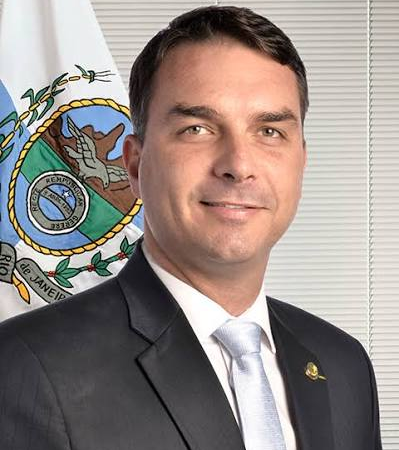 FLÁVIO BOLSONARO TENTA RECUPERAR ESPAÇO NA CORRIDA ELEITORAL
