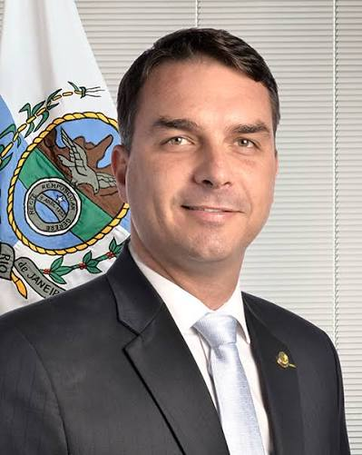 FLÁVIO BOLSONARO TENTA RECUPERAR ESPAÇO NA CORRIDA ELEITORAL