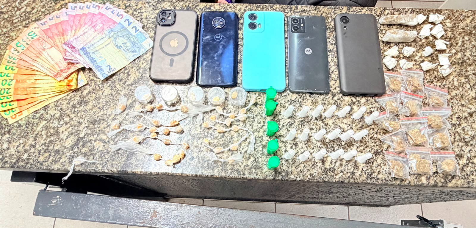 POLÍCIA MILITAR PRENDE INDIVÍDUO POR TRÁFICO DE DROGAS EM JAGUARIÚNA.