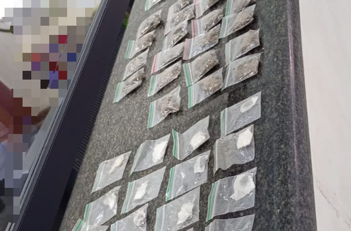 POLÍCIA MILITAR PRENDE CRIMINOSO E APREENDE DROGAS EM PEDREIRA.