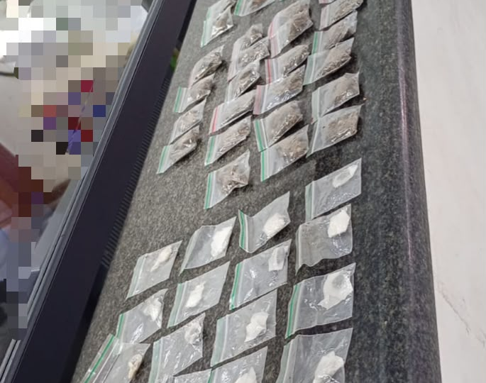 POLÍCIA MILITAR PRENDE CRIMINOSO E APREENDE DROGAS EM PEDREIRA.