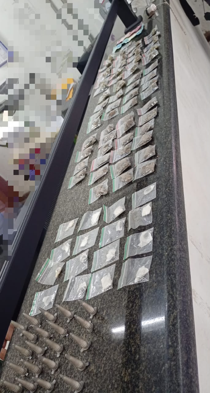 POLÍCIA MILITAR PRENDE CRIMINOSO E APREENDE DROGAS EM PEDREIRA.