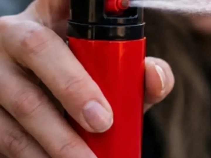 PROCURA POR SPRAY DE PIMENTA PARA DEFESA PESSOAL DE MULHERES CRESCE NO BRASIL APÓS MUDANÇA NA LEGISLAÇÃO
