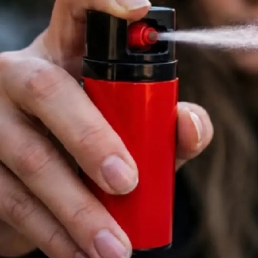 PROCURA POR SPRAY DE PIMENTA PARA DEFESA PESSOAL DE MULHERES CRESCE NO BRASIL APÓS MUDANÇA NA LEGISLAÇÃO