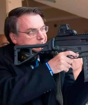 MORAES PEDE À PGR DEFINIÇÃO SOBRE DESTINO DE 10 ARMAS APREENDIDAS DE BOLSONARO