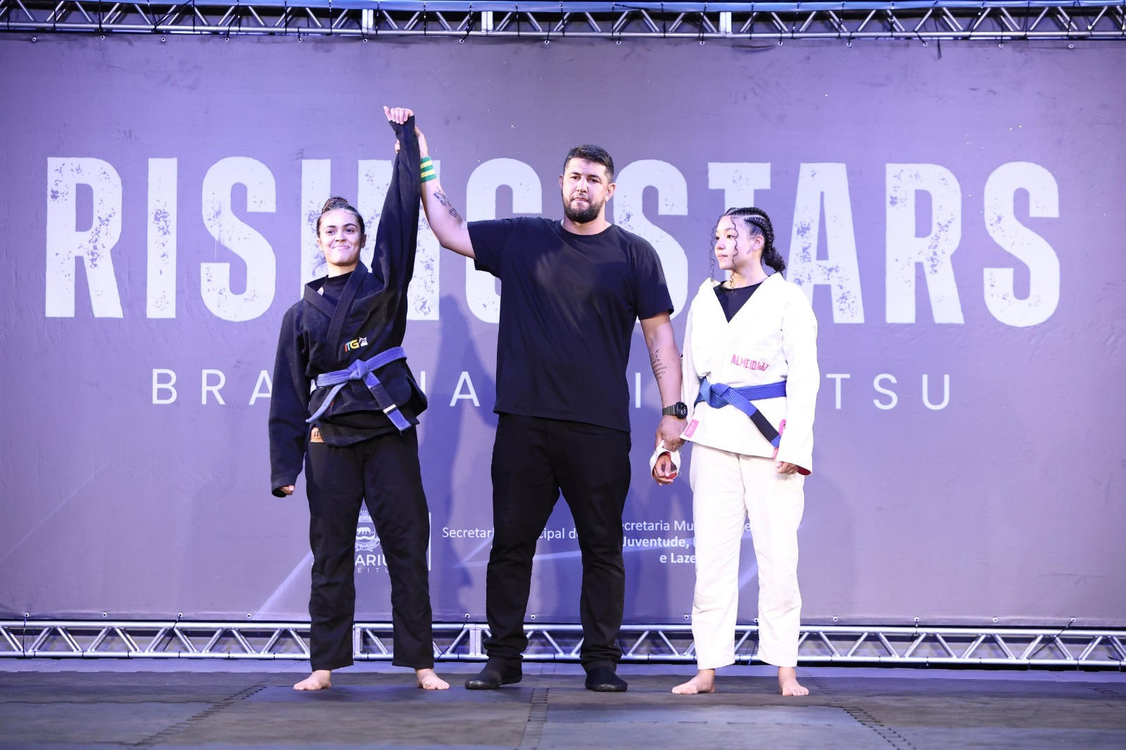 JAGUARIÚNA – TEATRO DONA ZENAIDE SEDIOU NO DOMINGO O RISING STARS BRAZILIAN JIU JITSU