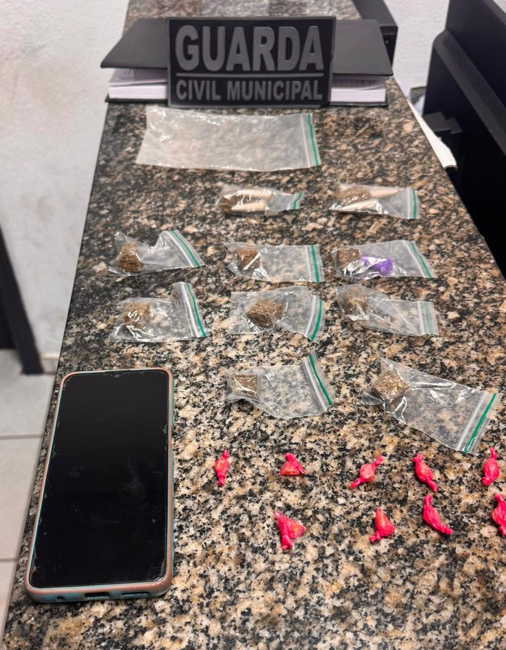 GUARDA CIVIL MUNICIPAL APREENDE DROGAS E CONDUZ SUSPEITO POR TRÁFICO EM SANTO ANTÔNIO DE POSSE
