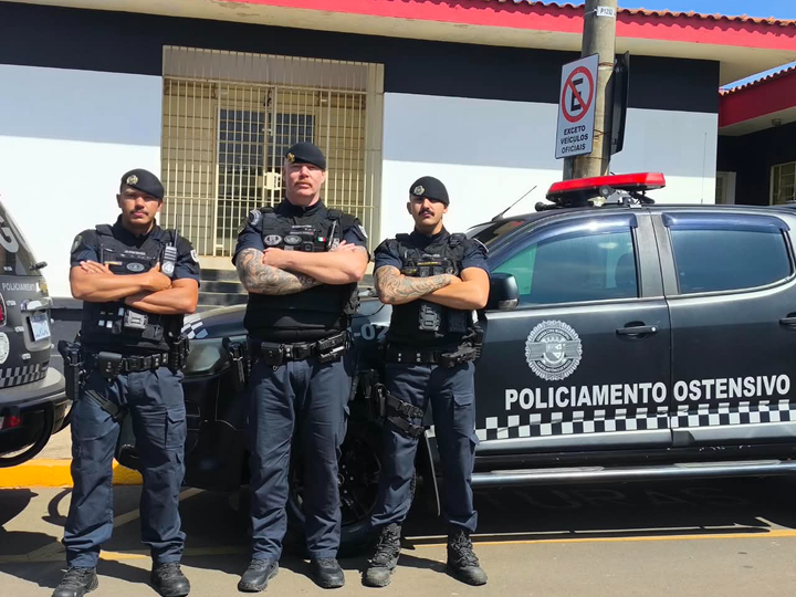 SUSPEITO FOGE DURANTE PATRULHAMENTO E DEIXA DROGAS E ANOTAÇÕES DO TRÁFICO PARA TRÁS EM SANTO ANTÔNIO DE POSSE