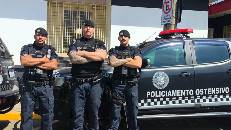 SUSPEITO FOGE DURANTE PATRULHAMENTO E DEIXA DROGAS E ANOTAÇÕES DO TRÁFICO PARA TRÁS EM SANTO ANTÔNIO DE POSSE