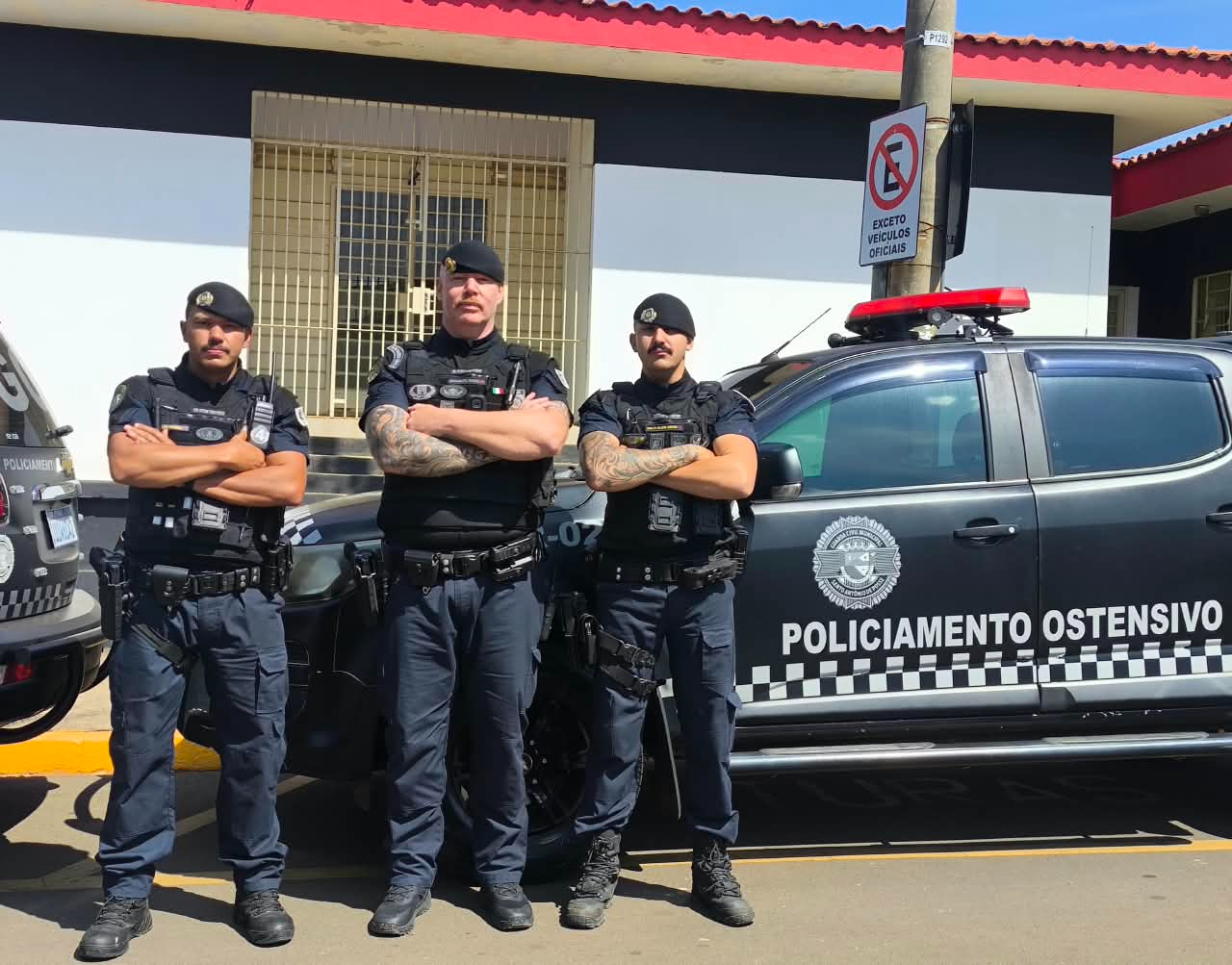 SUSPEITO FOGE DURANTE PATRULHAMENTO E DEIXA DROGAS E ANOTAÇÕES DO TRÁFICO PARA TRÁS EM SANTO ANTÔNIO DE POSSE