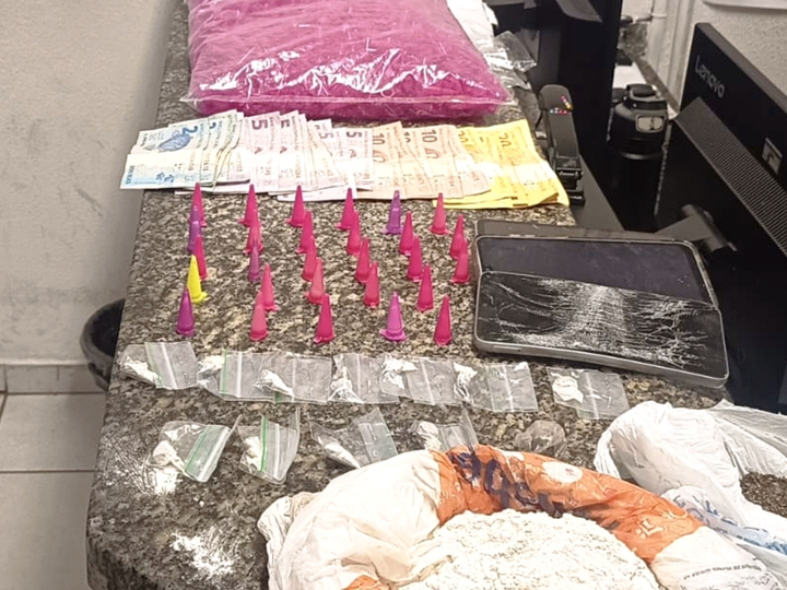 TRÁFICO DE DROGAS: GCM ENCONTRA COCAÍNA, DRY E MATERIAL PARA PREPARO DE ENTORPECENTES EM SANTO ANTÔNIO DE POSSE