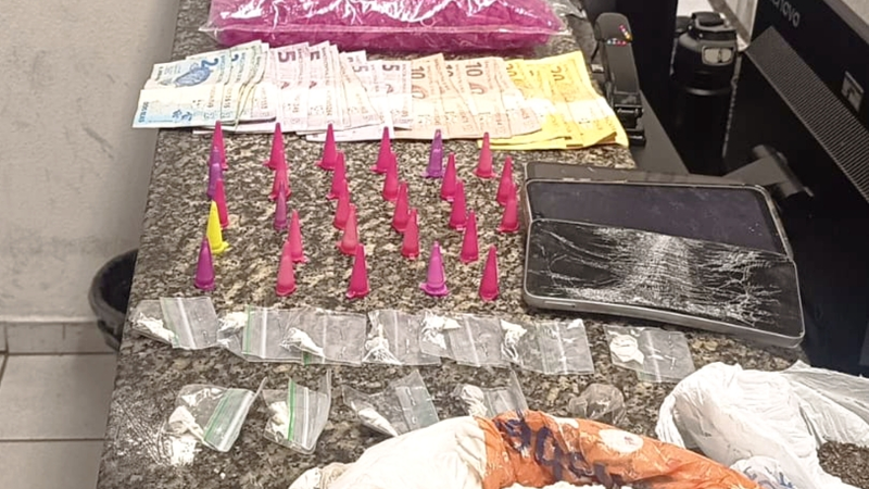 TRÁFICO DE DROGAS: GCM ENCONTRA COCAÍNA, DRY E MATERIAL PARA PREPARO DE ENTORPECENTES EM SANTO ANTÔNIO DE POSSE