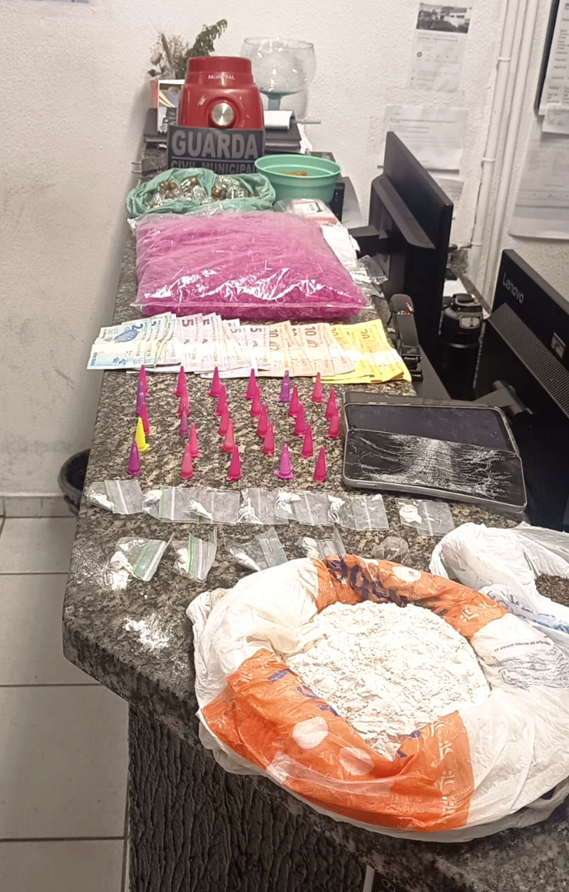 TRÁFICO DE DROGAS: GCM ENCONTRA COCAÍNA, DRY E MATERIAL PARA PREPARO DE ENTORPECENTES EM SANTO ANTÔNIO DE POSSE