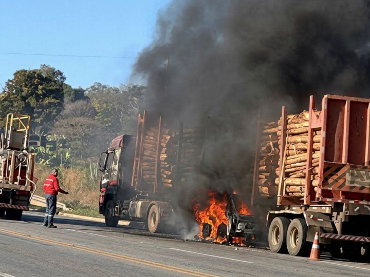 CARRETA CARREGADA COM MADEIRA PEGA FOGO NA SP-342 E INTERDITA TRECHO DA RODOVIA