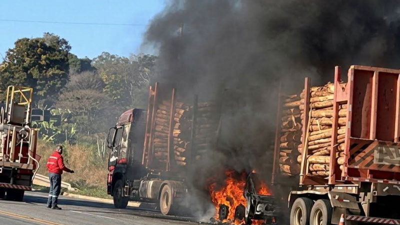 CARRETA CARREGADA COM MADEIRA PEGA FOGO NA SP-342 E INTERDITA TRECHO DA RODOVIA