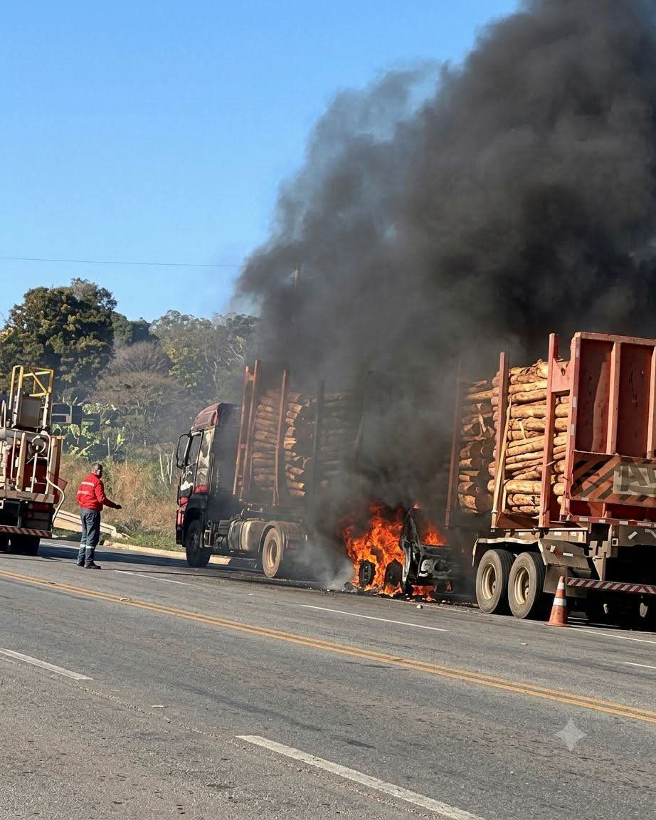 CARRETA CARREGADA COM MADEIRA PEGA FOGO NA SP-342 E INTERDITA TRECHO DA RODOVIA