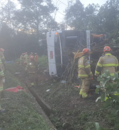 🚨 TRAGÉDIA NA BR-040: ÔNIBUS DE TURISMO TOMBA E DEIXA OITO MORTOS EM PETRÓPOLIS