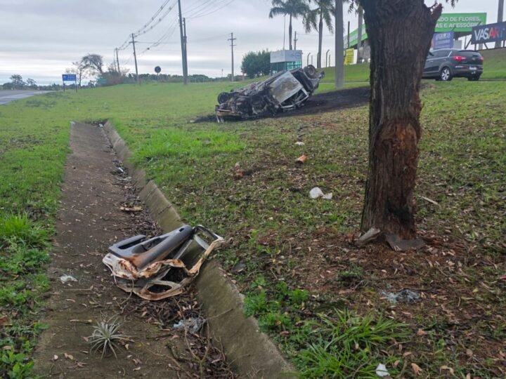 PASSAGEIRO RETIRA QUATRO PESSOAS DE VEÍCULO EM CHAMAS APÓS GRAVE ACIDENTE NA SP-107