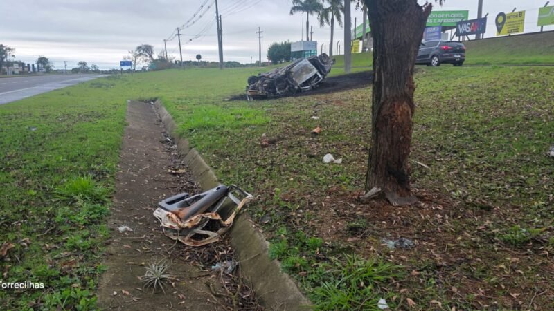 PASSAGEIRO RETIRA QUATRO PESSOAS DE VEÍCULO EM CHAMAS APÓS GRAVE ACIDENTE NA SP-107