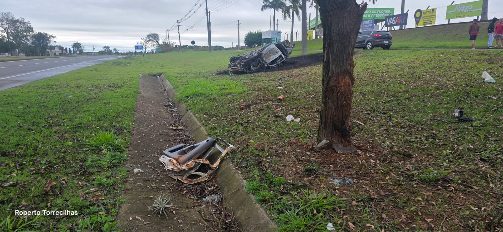 PASSAGEIRO RETIRA QUATRO PESSOAS DE VEÍCULO EM CHAMAS APÓS GRAVE ACIDENTE NA SP-107