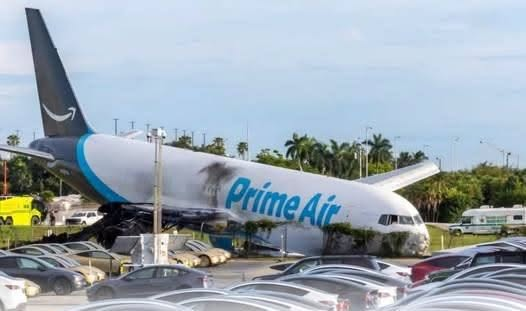 AVIÃO CARGUEIRO DA AMAZON SAI DA PISTA, ATINGE VEÍCULOS E DEIXA CINCO MORTOS EM MIAMI