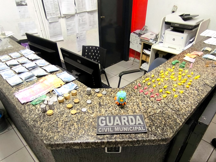 GCM PRENDE TRÊS PESSOAS E APREENDE DROGAS, DINHEIRO E CELULARES DURANTE OCORRÊNCIA EM SANTO ANTÔNIO DE POSSE