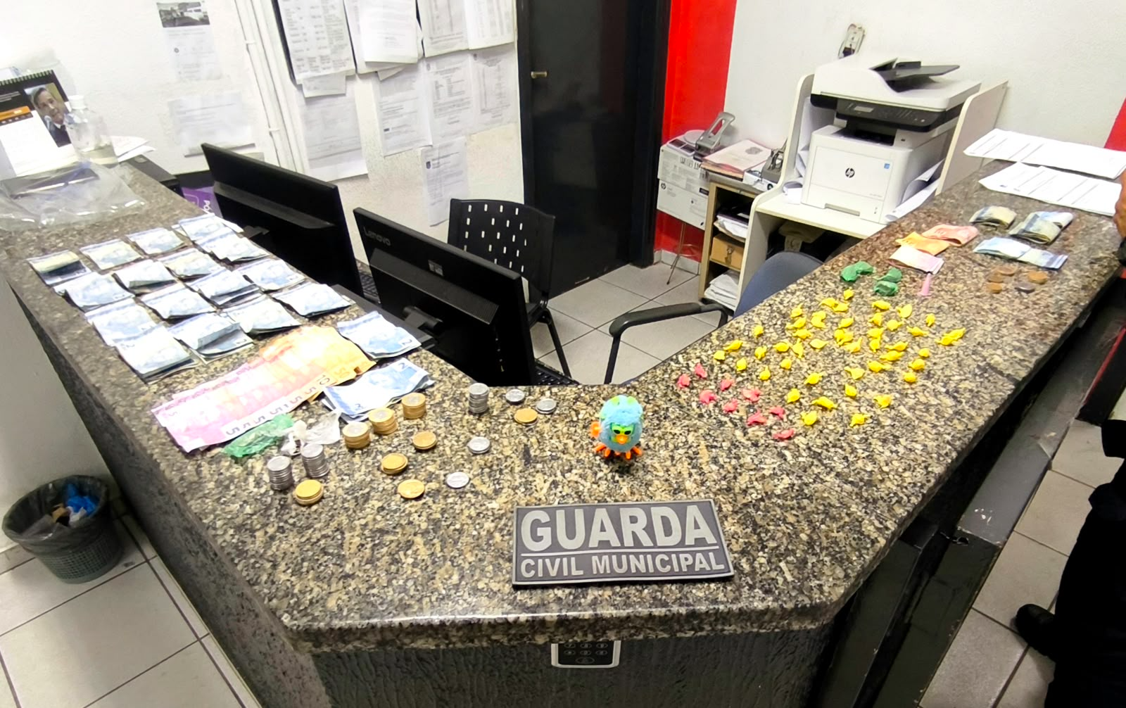 GCM PRENDE TRÊS PESSOAS E APREENDE DROGAS, DINHEIRO E CELULARES DURANTE OCORRÊNCIA EM SANTO ANTÔNIO DE POSSE