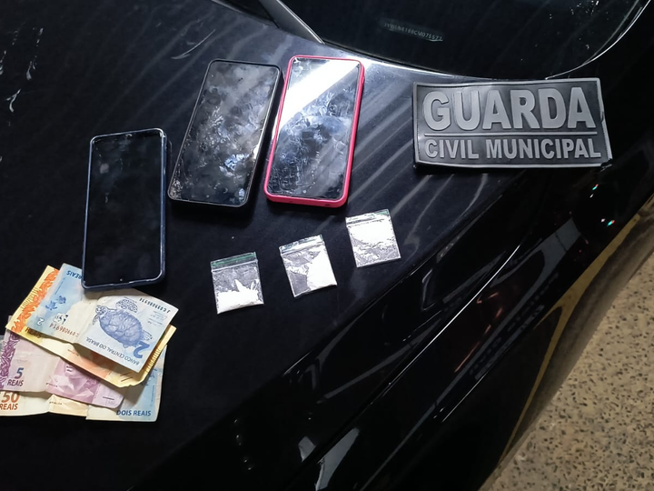 GCM PRENDE HOMEM EM FLAGRANTE POR TRÁFICO DE DROGAS NA SP-340, EM SANTO ANTÔNIO DE POSSE