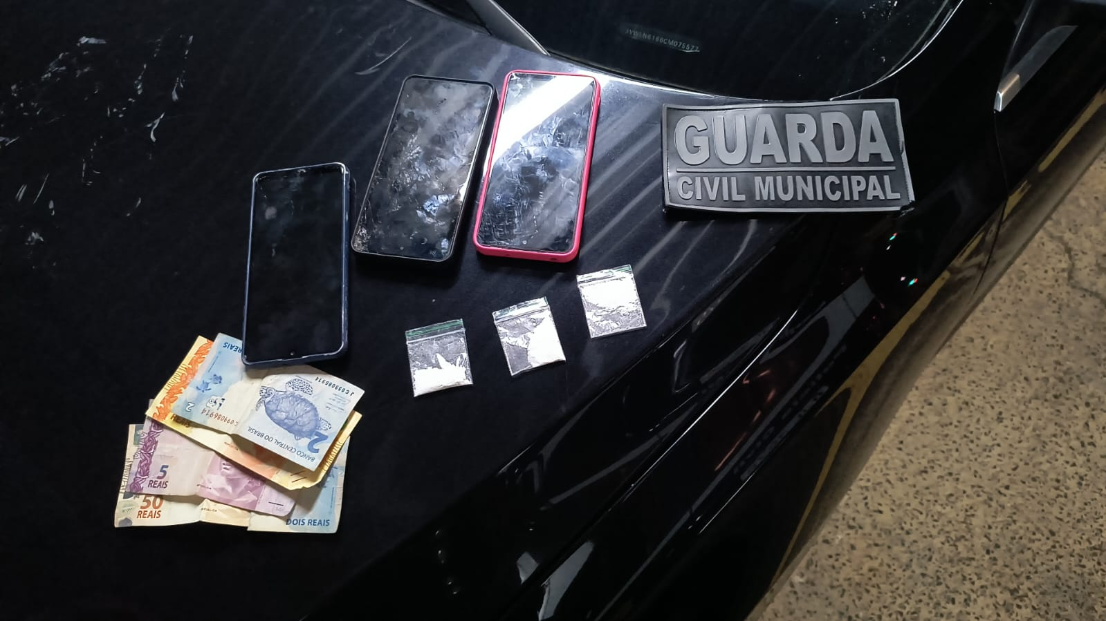 GCM PRENDE HOMEM EM FLAGRANTE POR TRÁFICO DE DROGAS NA SP-340, EM SANTO ANTÔNIO DE POSSE