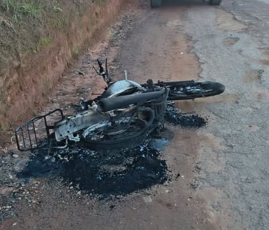 MOTOCICLETA É ENCONTRADA QUEIMADA E ABANDONADA EM ESTRADA RURAL DE SANTO ANTÔNIO DE POSSE