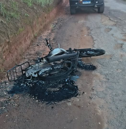 MOTOCICLETA É ENCONTRADA QUEIMADA E ABANDONADA EM ESTRADA RURAL DE SANTO ANTÔNIO DE POSSE
