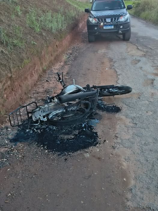 MOTOCICLETA É ENCONTRADA QUEIMADA E ABANDONADA EM ESTRADA RURAL DE SANTO ANTÔNIO DE POSSE