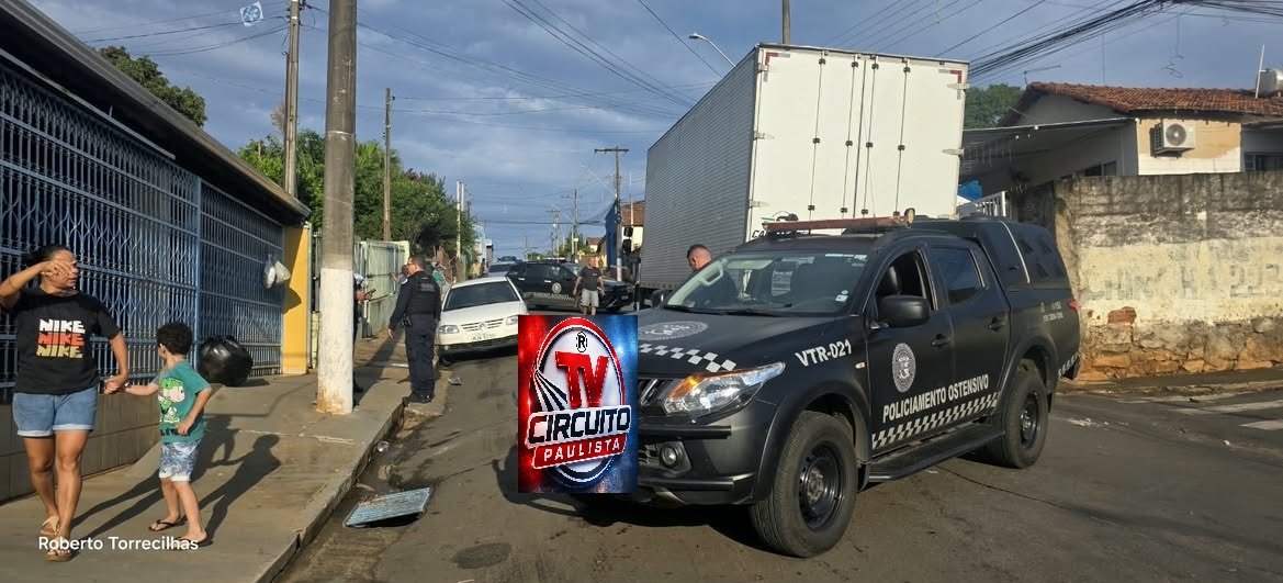 TRAGÉDIA EM SANTO ANTÔNIO DE POSSE: HOMEM É ATROPELADO POR MOTO, CAI NA VIA E MORRE APÓS SER ATINGIDO POR CAMINHÃO