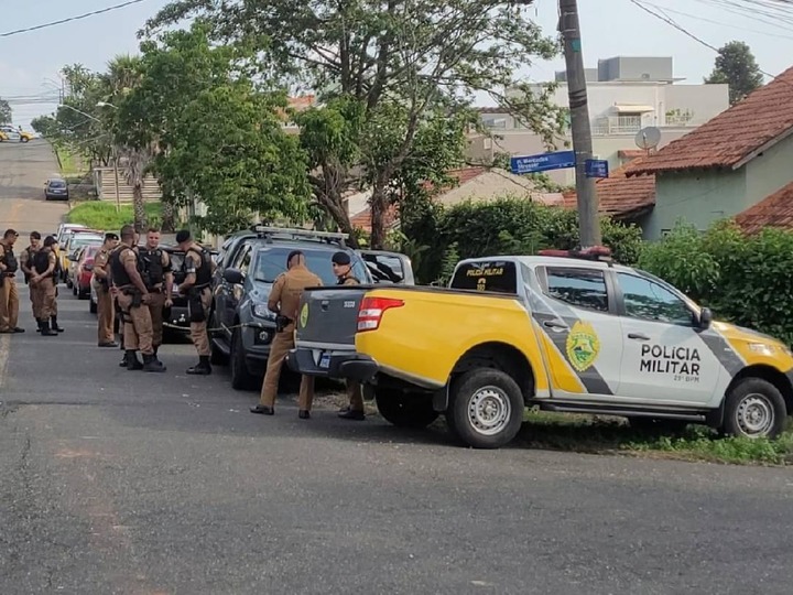HOMEM ARMADO COM FACA INVADE CRECHE E MANTÉM CRIANÇAS E FUNCIONÁRIOS REFÉNS EM CURITIBA