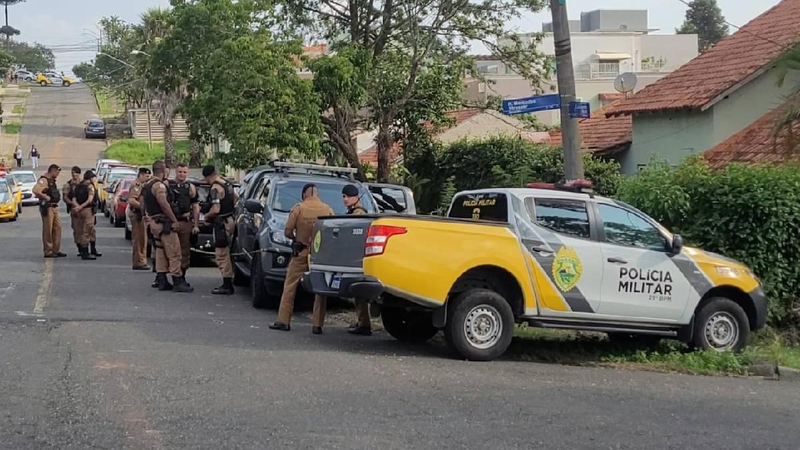 HOMEM ARMADO COM FACA INVADE CRECHE E MANTÉM CRIANÇAS E FUNCIONÁRIOS REFÉNS EM CURITIBA