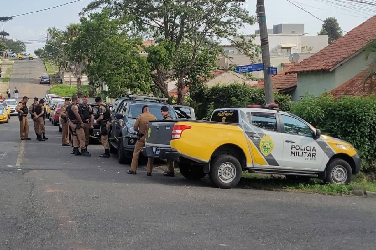 HOMEM ARMADO COM FACA INVADE CRECHE E MANTÉM CRIANÇAS E FUNCIONÁRIOS REFÉNS EM CURITIBA