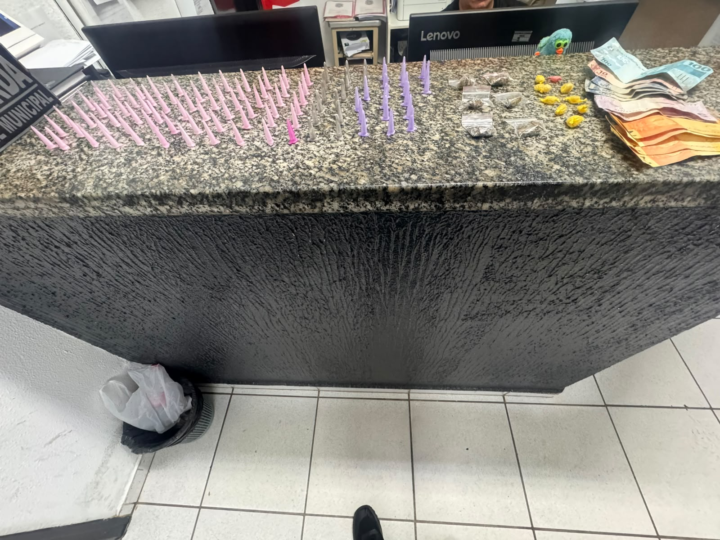GUARDA CIVIL MUNICIPAL APREENDE DROGAS E PRENDE SUSPEITA POR TRÁFICO EM SANTO ANTÔNIO DE POSSE