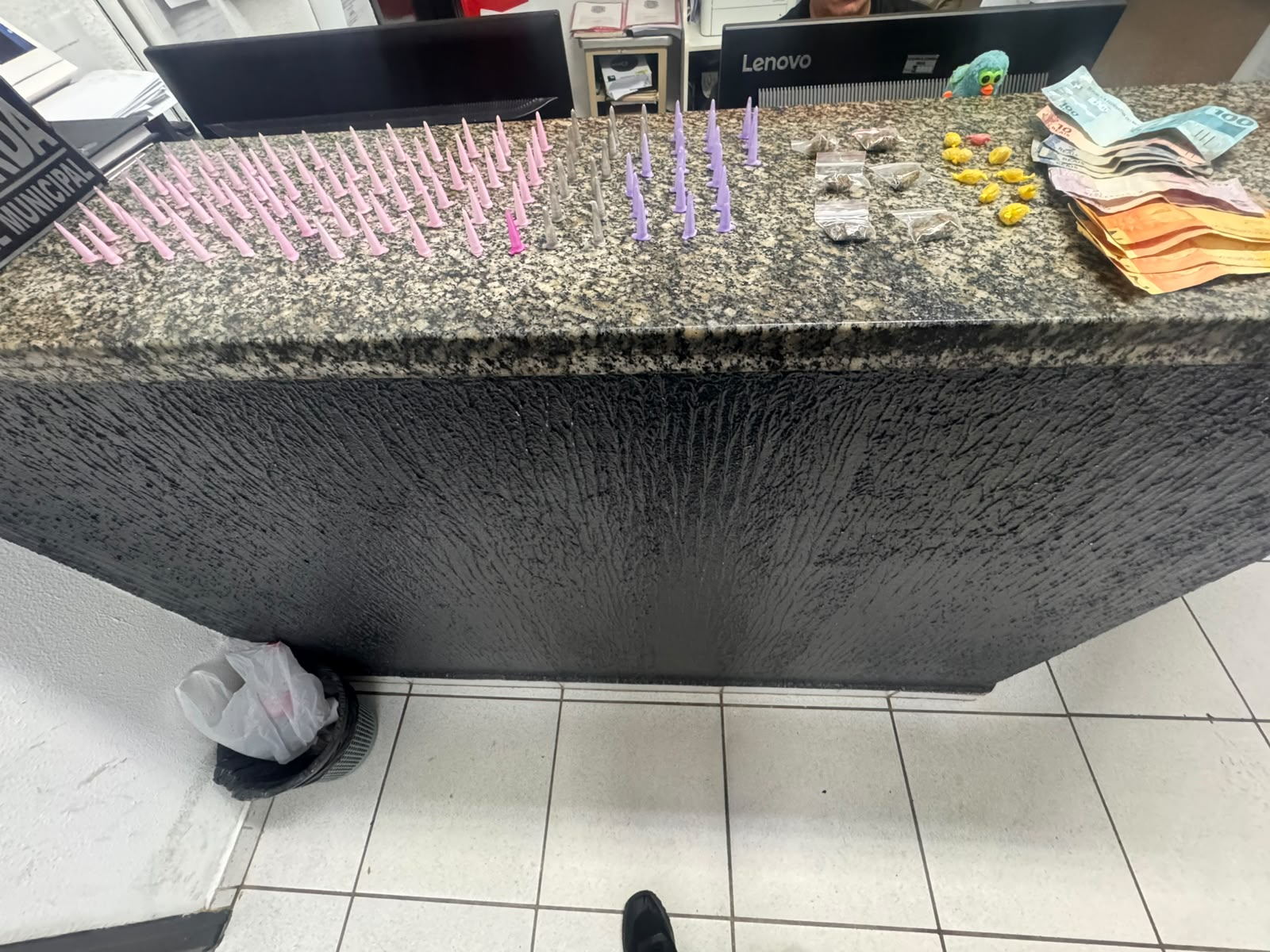 GUARDA CIVIL MUNICIPAL APREENDE DROGAS E PRENDE SUSPEITA POR TRÁFICO EM SANTO ANTÔNIO DE POSSE