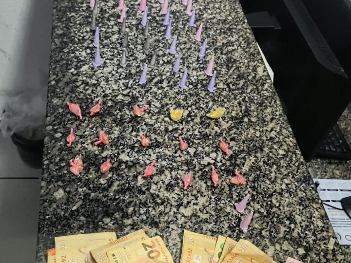 GUARDA CIVIL MUNICIPAL APREENDE DROGAS E DINHEIRO EM OCORRÊNCIA DE TRÁFICO EM SANTO ANTÔNIO DE POSSE