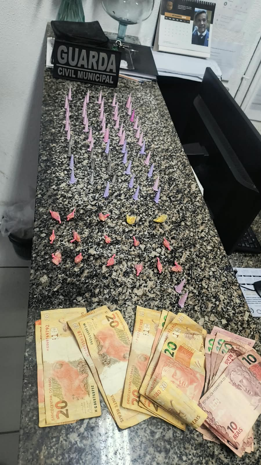 GUARDA CIVIL MUNICIPAL APREENDE DROGAS E DINHEIRO EM OCORRÊNCIA DE TRÁFICO EM SANTO ANTÔNIO DE POSSE