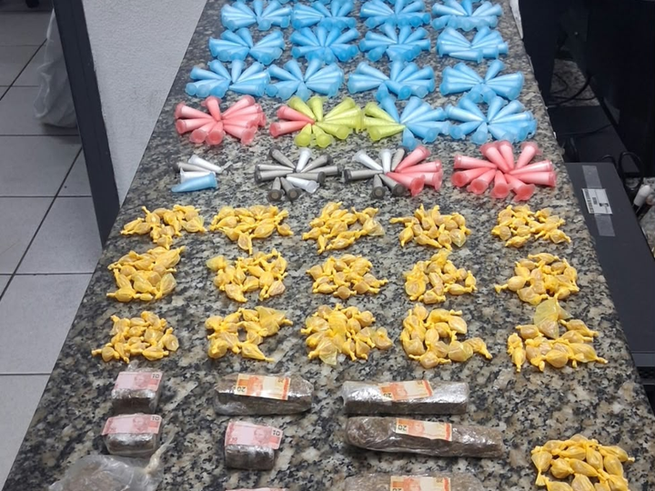 ROMU APREENDE DROGAS E DINHEIRO APÓS SUSPEITO FUGIR PELOS TELHADOS EM JAGUARIÚNA