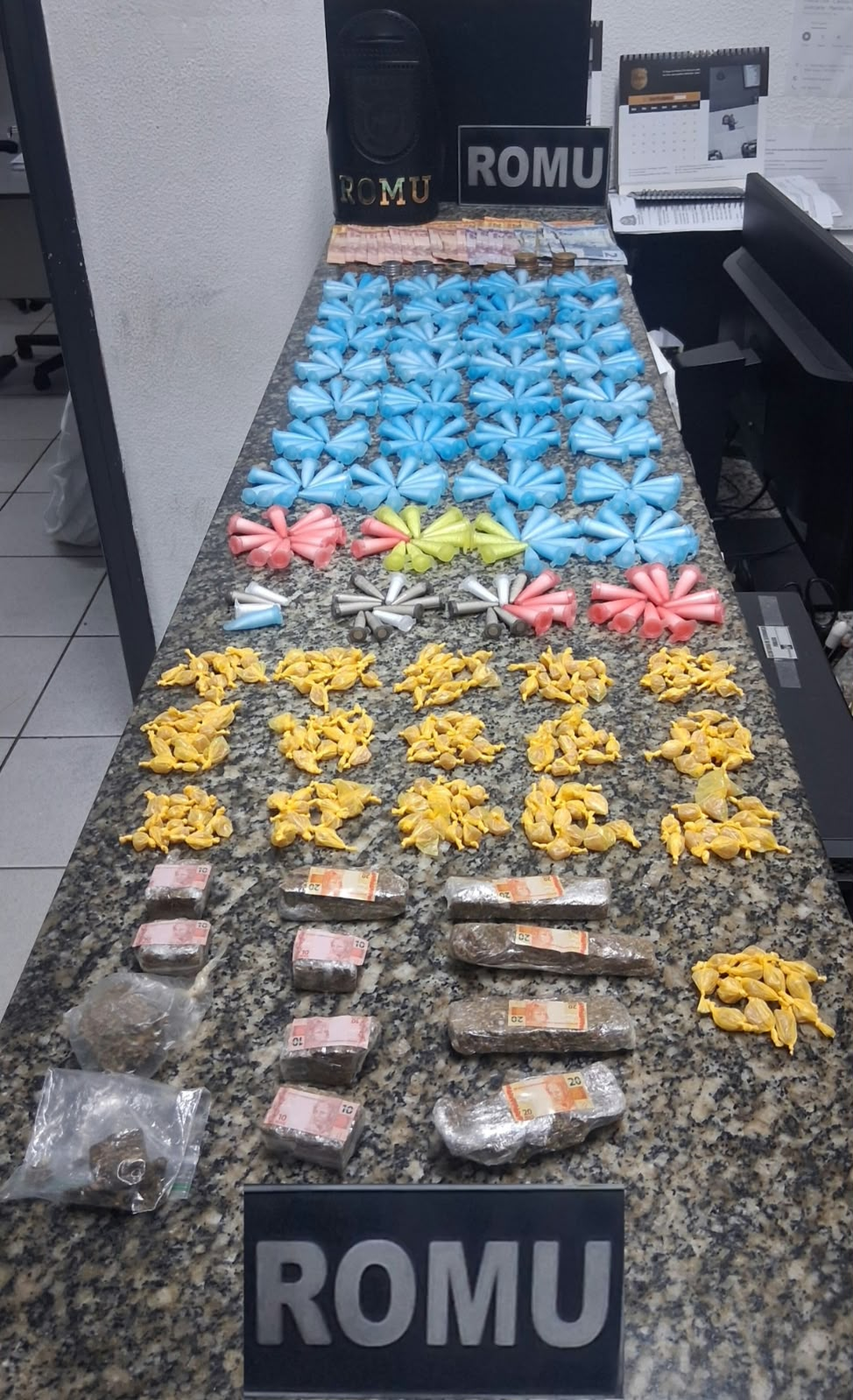 ROMU APREENDE DROGAS E DINHEIRO APÓS SUSPEITO FUGIR PELOS TELHADOS EM JAGUARIÚNA